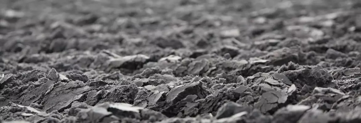 крупний план зораного поля з грубим і нерівним ґрунтом