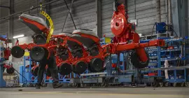 un photo Assembly seeders KUHN HUARD