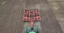 Комбінована машина первинного обробітку ґрунту DOMINATOR 4860 в дії