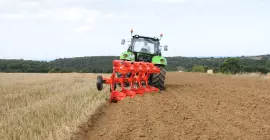 Для ефективної роботи начіпних плугів MASTER 103 потрібно лише 30 к. с. на корпус.