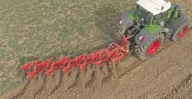 Плуг MASTER 183 в роботі