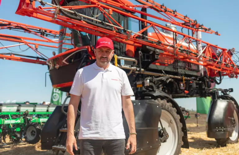 Фото менеджера Віталія Мартиченко