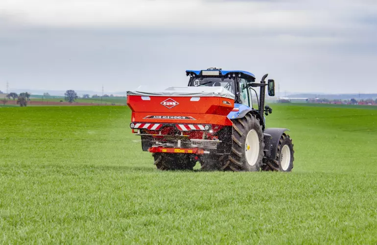 Розподільник мінеральних добрив AXIS 40.2 EMC