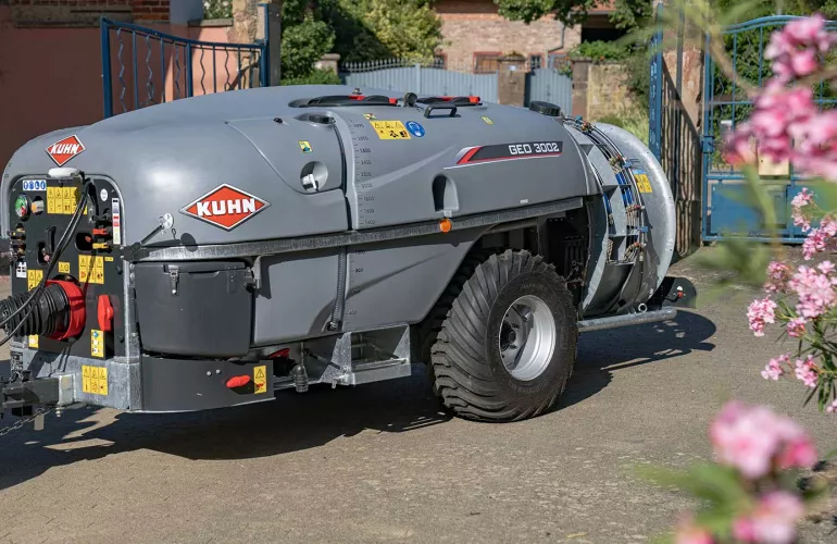 The GEO 3002 air-blast sprayer in a farmer's yard