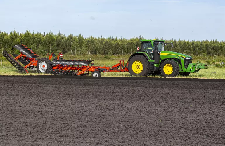 The articulated frame of the MULTI-CHALLENGER XT allows the rear section of the plough to be raised.