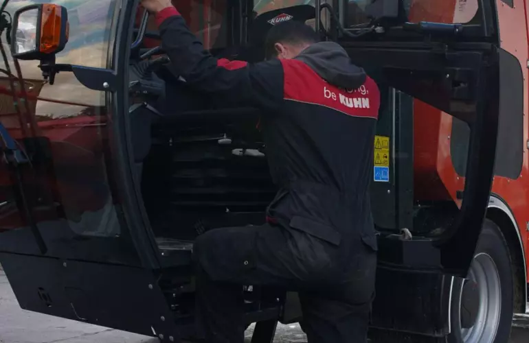 Operator-bilya-kormozmishuvacha