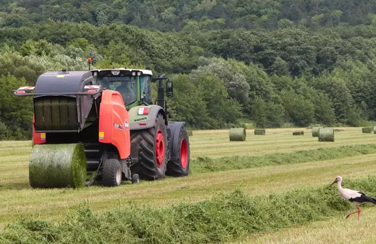 Прес-підбирач VB 3160 формує тюк
