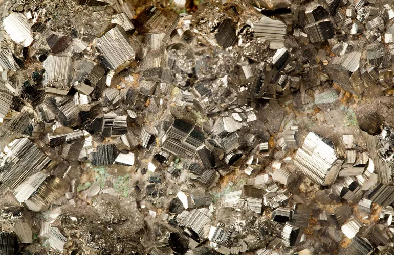 Fragment carbure pour pièces d'usure agricole.