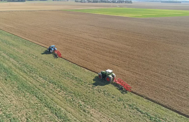 MASTER 153-183 працює в полі