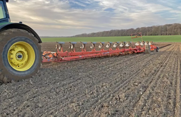 Напівнавісний плуг CHALLENGER працює в полі