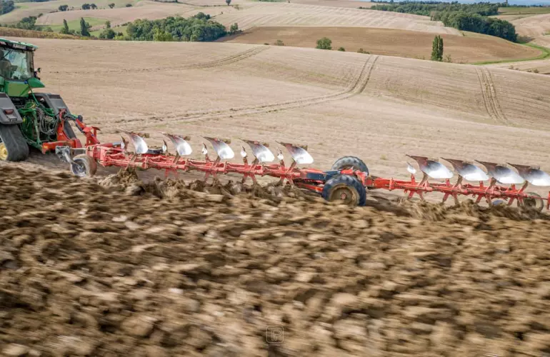 Напівнавісний плуг VARI CHALLENGER працює ON LAND