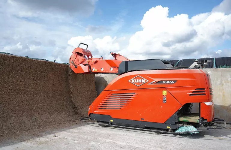 Самохідний автономний кормозмішувач AURA в роботі на фермерському господарстві