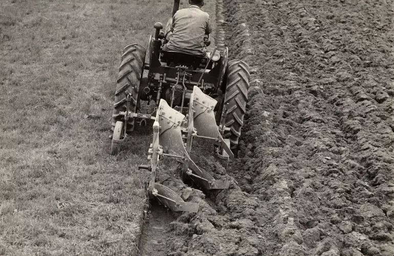 Старий плуг HUARD