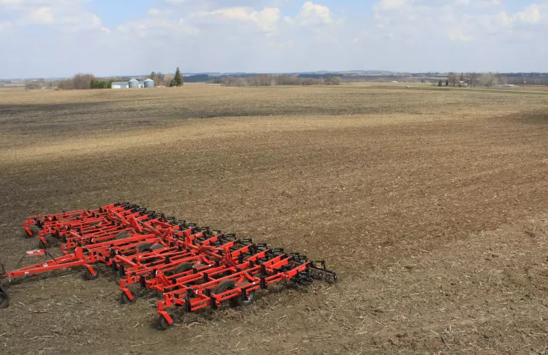 Польовий культиватор 5635 в роботі