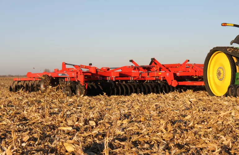 KUHN 8220 Tandem в роботі