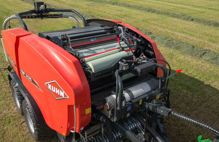 Два звичайних 750-мм рулони еластичної плівки, якою обмотується тюк