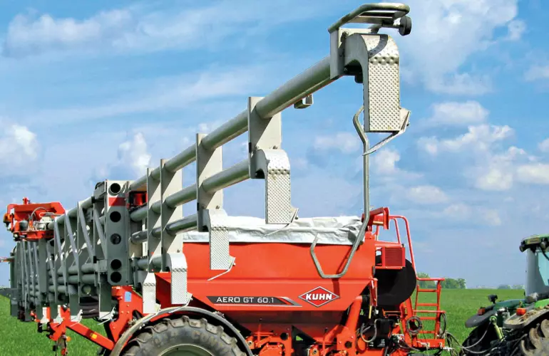 Пневматичний розкидач добрив KUHN AERO GT в роботі