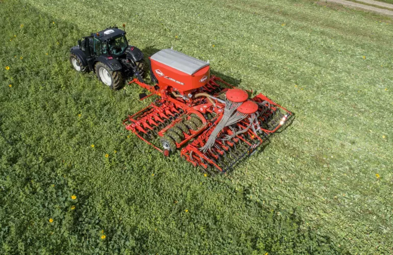 Причіпна сівалка AUROCK для нульового обробітку ґрунту та ґрунтозахисного землеробства за роботою