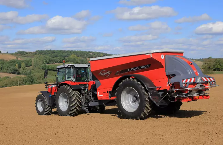 Розкидач добрив AXENT за роботою в полі