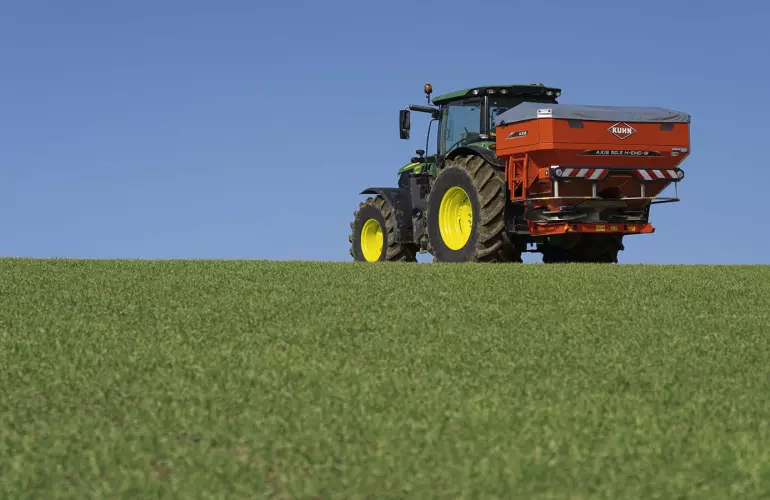 Розкидач добрив AXIS 40.2 H-EMC-W в роботі