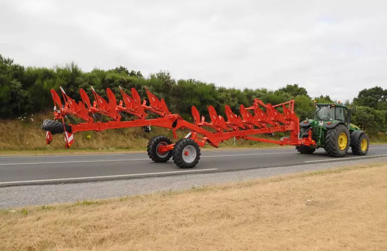 Напівначіпний плуг CHALLENGER у транспортному положенні