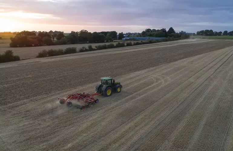 Як і CULTIMER L 300, лінійка CULTIMER M забезпечує однорідне перемішування соломи з ґрунтом