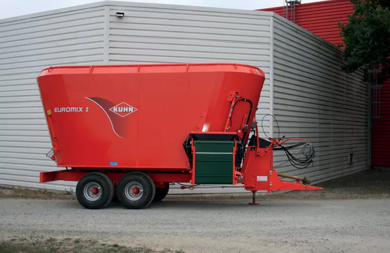 EUROMIX I з двома вертикальними шнеками в роботі