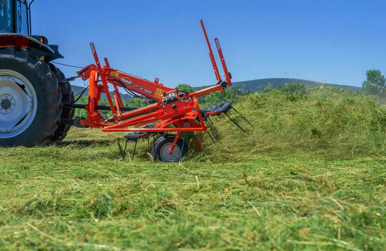 Сіноворушилки GF 10803 в роботі на ділянці