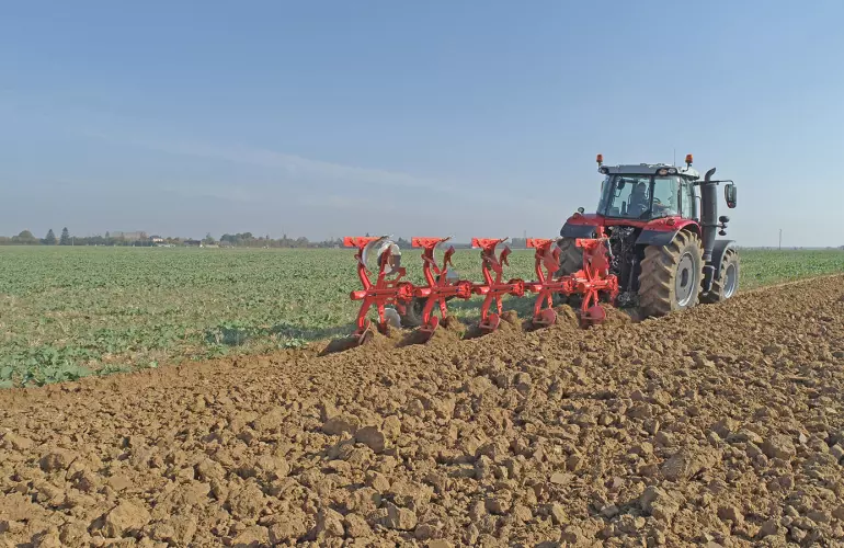 Плуг MASTER 123 в роботі