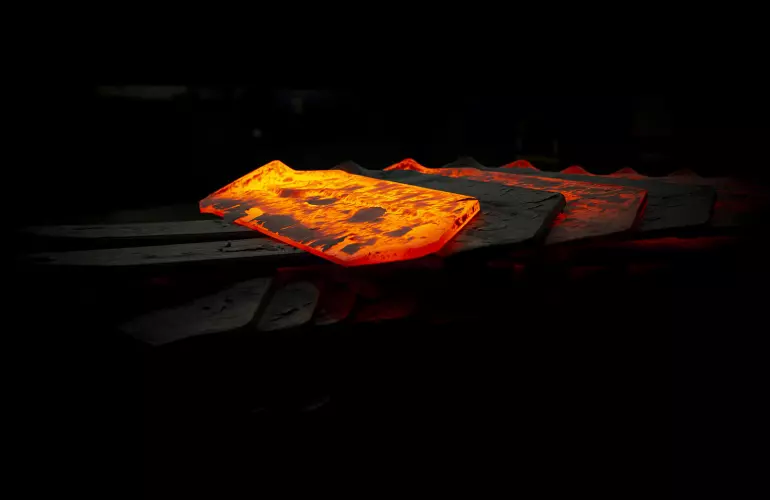 Оригінальні лемеші й долота KUHN куються та загартовуються для подовження терміну експлуатації на 20 % порівняно із запасними частинами інших виробників.