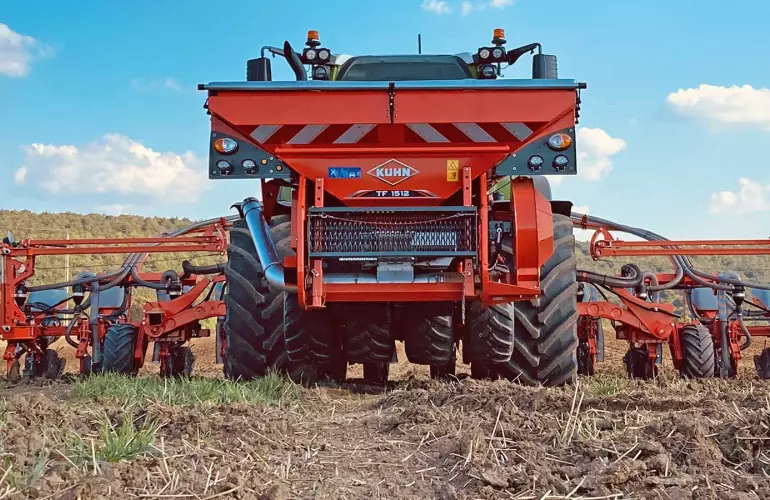 Пневматична сівалка точного висіву MAXIMA 3 в роботі