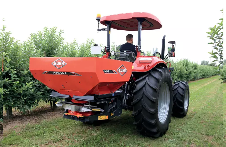 Розкидач добрив MDS 14.2 на дорозі