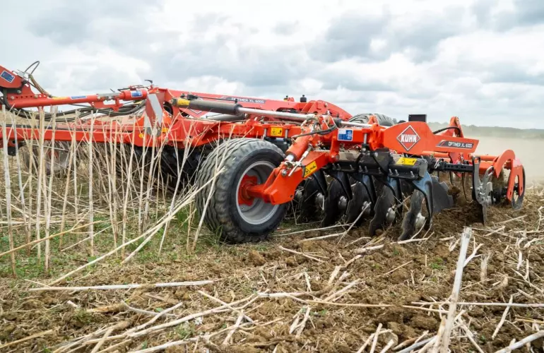 Kuhn OPTIMER stubble cultivator at work