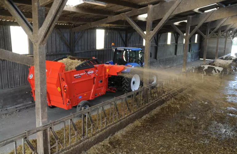 Видувач соломи та роздавач корму KUHN PRIMOR 4260 M CUT CONTROL в режимі видування соломи