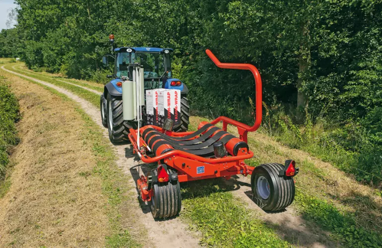 RW 1610 у транспортному положенні на дорозі