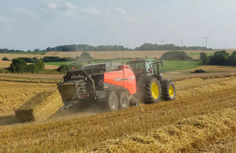 SB 1290 iD на тюкуванні соломи