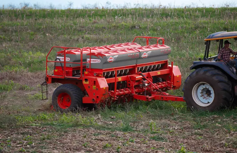 Вигляд ззаду механічної сівалки SDM в роботі.