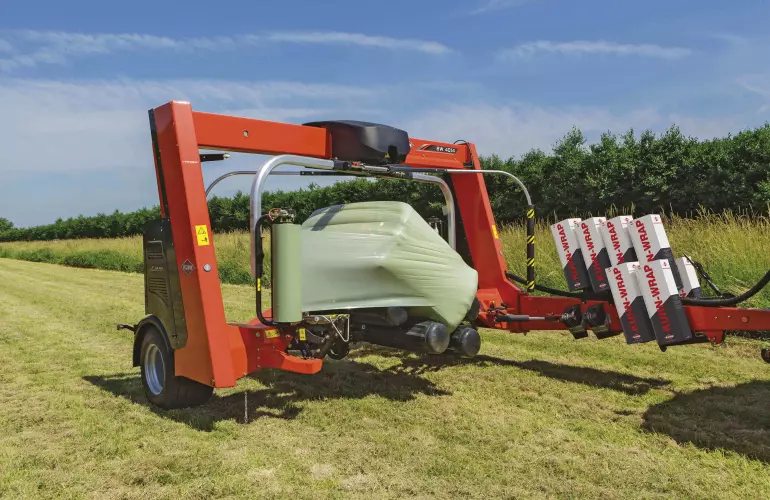 SW 4014 обмотує великий тюк