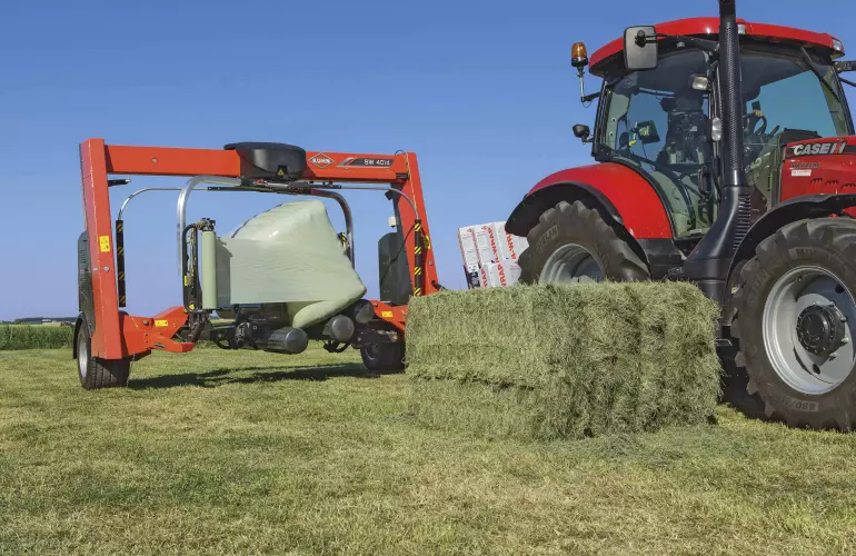 SW 4014 виконує обмотування тюка перед трактором