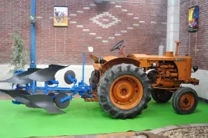 Цей Renault type 7012, причеплений до плуга , демонструється на виставці, організованій асоціацією Huard Burzudus на критому ринку Шатобріан. У 1949 році на підприємстві працювало 589 чоловік. У понеділок, 30 травня, вона святкує своє п'ятдесятиріччя. У приміщенні компанії відбувається важливий прийом з банкетом на 800 гостей, демонстрацією мотокультури, а день закінчується балом, який збирає 1300 осіб. З 1951 по 1957 рік виробництво плугів на гужовій тязі впало з 10 000 одиниць у 1951 році до 3 000 у 1957