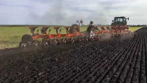 The DUOLINER roller crumbles and compacts the soil ploughed by the MULTI-CHALLENGER XT plough.