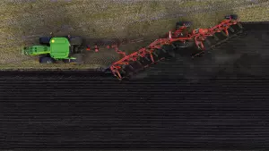 The MULTI-CHALLENGER XT ploughs on land to optimise traction and reduce soil compaction.