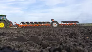The MULTI-CHALLENGER XT semi-mounted plough delivers top-of-the-range ploughing quality.