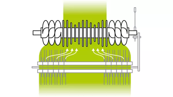 Невелика відстань між ротором і зубцями підбирання забезпечує рівномірний потік рослинної маси до прес-підбирача.