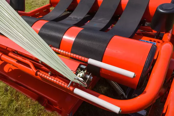 Підпружинений обрізувач ножичного типу утримує і обрізає плівку автоматично.