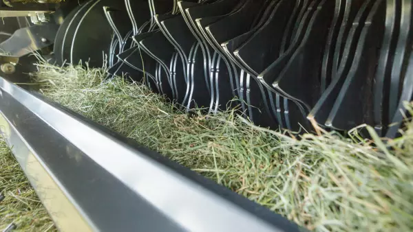 Ролик POWER FEED від KUHN – це ведений ролик для рослинної маси, що забезпечує рівномірність потоку маси