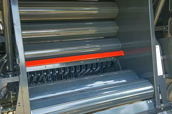 18 роликів з профілем POWERTRACK для забезпечення надійного обертання тюка.