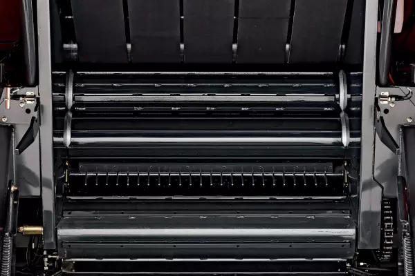 La camera di compressione della serie VBP 3200 con 5 cinghie e 3 rulli, assicura la formazione veloce e consistente delle balle