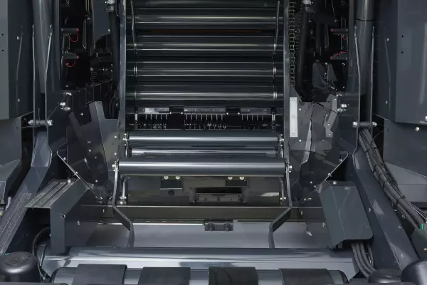 Удосконалена система «подвійної навантажувальної вилки» забезпечує швидку і надійну передачу тюка.