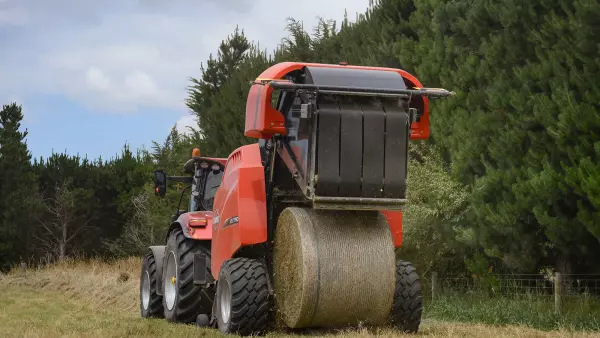 Обв’язування сіткою з технологією активного натягу забезпечує отримання щільного тюка завдяки постійному натягу сітки.